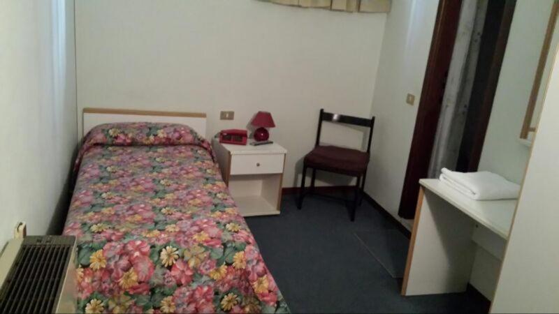 Hotel Primavera Desenzano del Garda Habitación foto